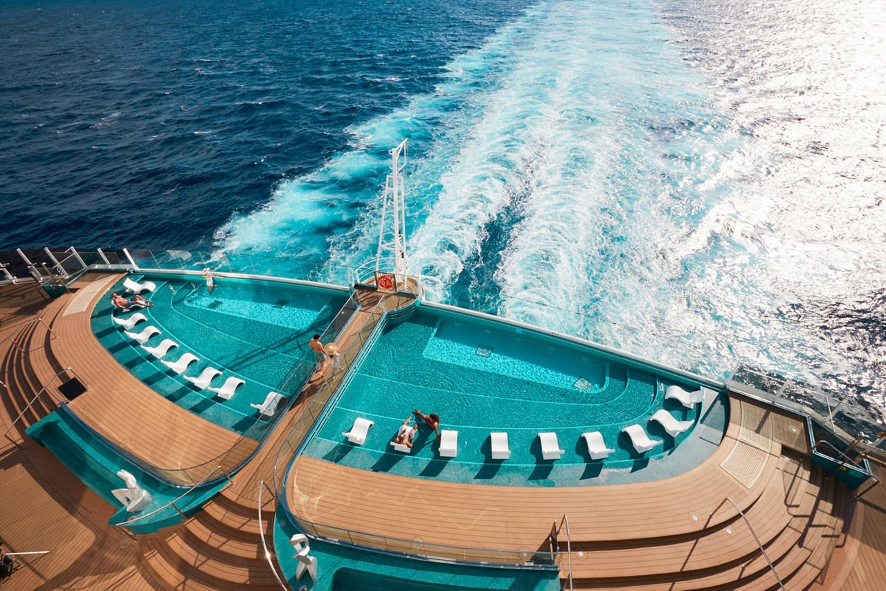 Ein Paar genießt den atemberaubenden Infinity-Pool auf der MSC Seashore, während die Wellen sanft neben ihnen brechen | MSC Cruises