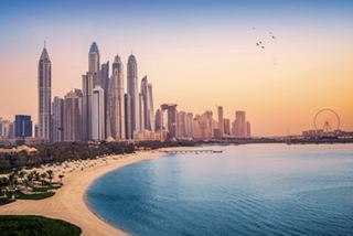 La baie tranquille avec la skyline moderne de Dubaï offre une vue inspirante | MSC Cruises