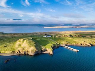 Una impresionante vista aérea de una costa exuberante en Reikiavik, Islandia, que muestra la mezcla de tierra y mar | MSC Cruceros