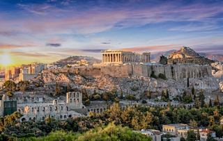 Die Akropolis steht majestätisch im Sonnenuntergang und zeigt Griechenlands reiche Geschichte und kulturelles Erbe | MSC Cruises