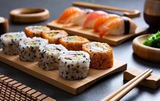 Una hermosa bandeja de sushi con varios rollos y sashimi, perfecta para compartir en Kaito Sushi Bar | MSC Cruceros