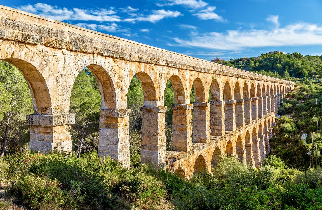 El acueducto Les Ferreres, también conocido como Pont del Diable, se alza majestuosamente entre la exuberante vegetación en Tarragona, España | MSC Cruises