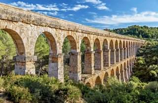 Antiguo acueducto romano Les Ferreres rodeado de vegetación mediterránea en Tarragona, España | MSC Cruises