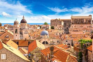 Ein Panoramablick auf Dubrovnik, der seine historischen Dächer und Kirchtürme vor einem klaren blauen Himmel zeigt | MSC Cruises