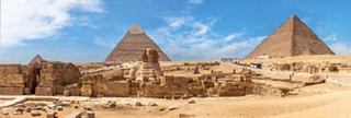 Las majestuosas pirámides de Giza y la Esfinge se alzan orgullosas contra el cielo azul en el desierto egipcio | MSC Cruceros