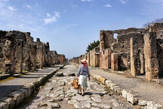 Una mujer camina entre las antiguas ruinas de Pompeya, explorando la rica historia arqueológica de Italia | MSC Cruceros