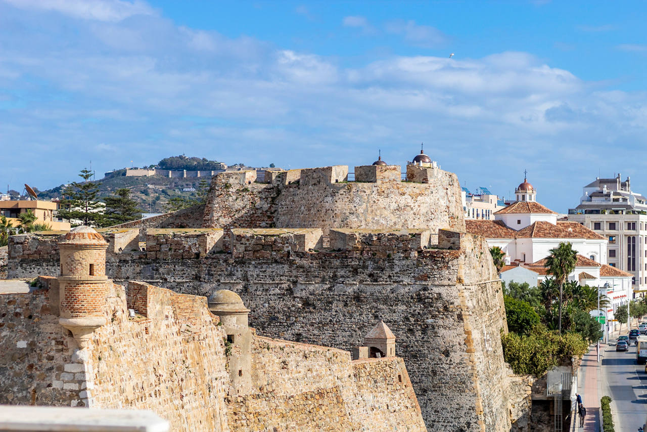 Las históricas Murallas Reales de Ceuta muestran una mezcla de patrimonio arquitectónico contra un brillante cielo azul | MSC Cruceros