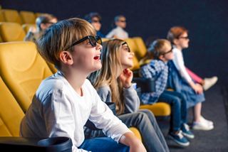 Des enfants profitent d'une expérience de cinéma 4D avec divertissement immersif à bord d'une croisière MSC | MSC Cruises