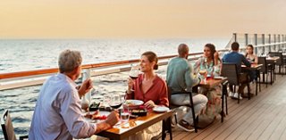 Los huéspedes toman el sol en la cubierta superior cerca de la piscina | MSC Cruceros