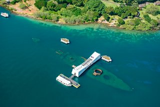 Vista aérea de un puerto sereno cerca de Pearl Harbor, rodeado de exuberante vegetación y aguas azules claras | MSC Cruceros