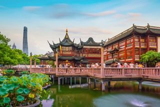 Una vista serena del Distretto del Giardino Yuyuan a Shanghai, che mostra un'architettura tradizionale e una vegetazione lussureggiante | MSC Crociere