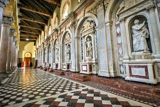 Intérieur de la cathédrale de Messine, Italie, présentant des détails architecturaux impressionnants | MSC Croisières