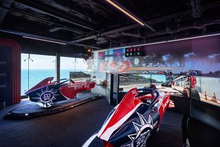Le simulateur MSC Formula Racer offre une expérience de divertissement passionnante avec vue sur la mer | MSC Cruises