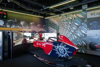 Les invités profitent de l'expérience palpitante du simulateur MSC Formula Racer à bord du MSC World Europa | MSC Cruises