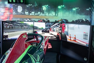 Les invités profitent d'une expérience de course immersive sur le simulateur MSC Formula Racer à bord du MSC World Europa | MSC Cruises