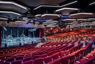 Teatro espacioso con asientos rojos, listo para una emocionante actuación | MSC Cruceros