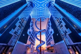 El vibrante interior del MSC World Europa muestra el impresionante diseño del World Promenade durante la puesta de sol | MSC Cruceros