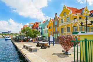 Maisons colorées et canaux à Willemstad, Curaçao, sous un ciel dégagé | MSC Cruises