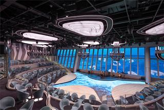 Área de entretenimiento moderna en el MSC World Europa con asientos cómodos para los huéspedes | MSC Cruceros