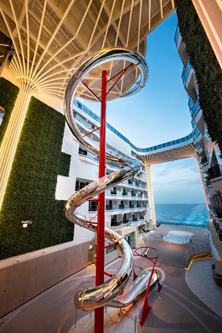 Un toboggan en spirale vibrant se dresse dans la zone de divertissement, invitant à l'amusement et à l'excitation | MSC Cruises