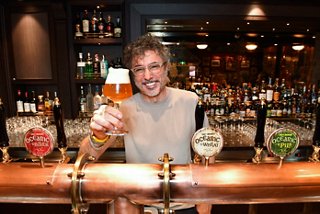 Teo Musso lève un verre au bar, célébrant le partenariat avec Baladin à bord du MSC World Europa | MSC Cruises