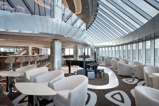Ein geräumiger Lounge-Bereich mit eleganten Möbeln und Panoramablick, ideal zum Entspannen und Geselligkeit | MSC Cruises