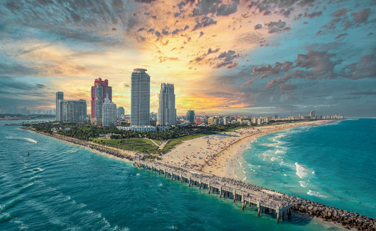 Vue aérienne de Miami avec plage et gratte-ciels au coucher du soleil | MSC Cruises