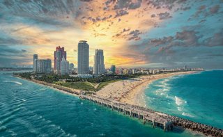 Vue aérienne de Miami avec plage et gratte-ciels au coucher du soleil | MSC Croisières