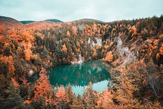 Une vue imprenable sur un lac entouré de feuillage d'automne et de forêts | MSC Croisières