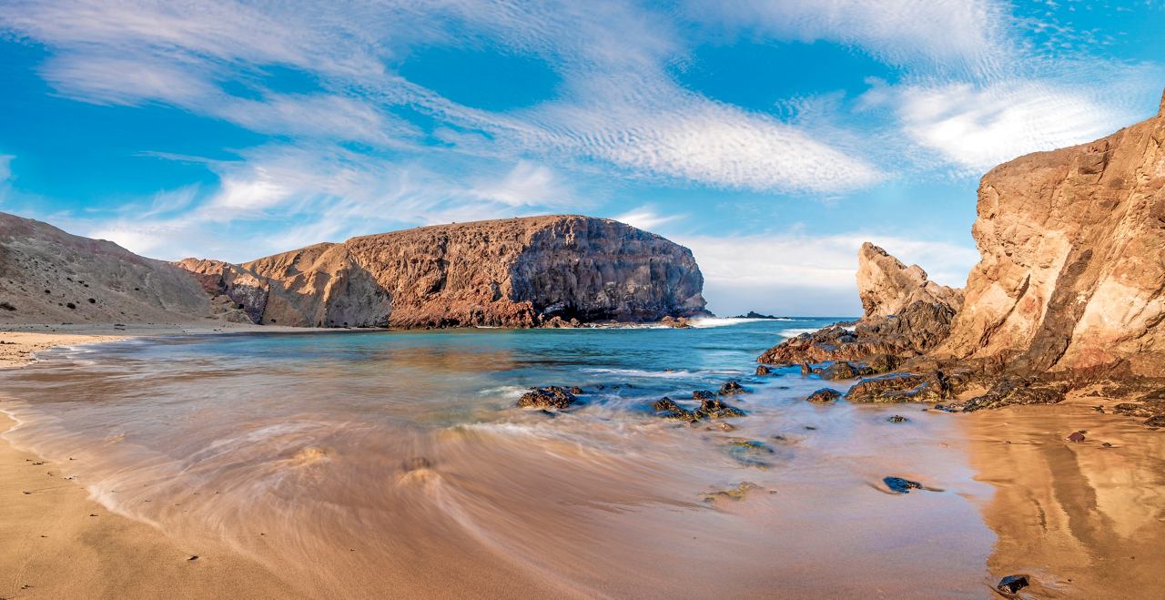 Ein atemberaubender Blick auf den Papagayo-Strand in Lanzarote mit goldenem Sand und klarem blauem Wasser | MSC Cruises