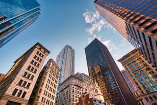 Des gratte-ciel s'élèvent sous un ciel clair dans le quartier financier de Boston, mettant en valeur la beauté urbaine et la vie citadine vibrante | MSC Croisières