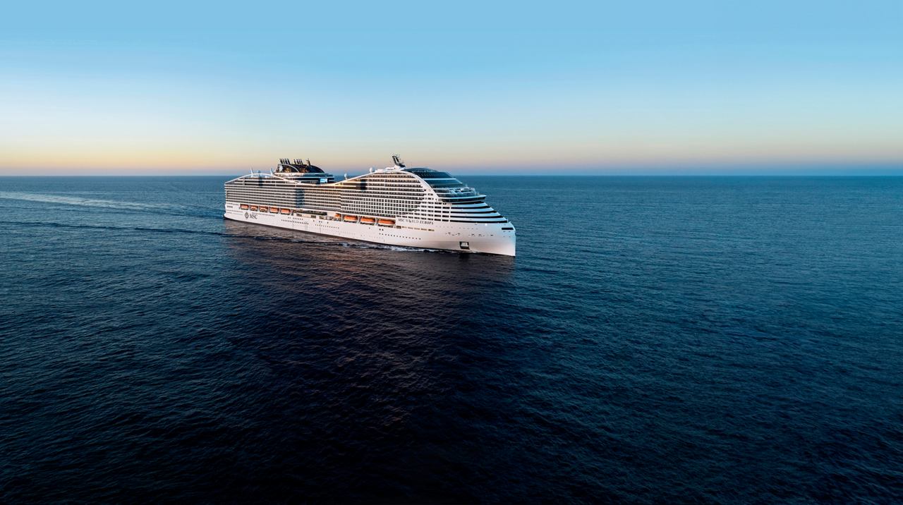 Luftaufnahme der MSC World Europa, die elegant über das ruhige Meer unter einem klaren Himmel segelt | MSC Cruises