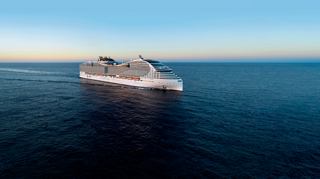 Vista aérea del MSC World Europa navegando con gracia sobre el mar tranquilo bajo un cielo despejado | MSC Cruceros