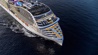 Vue aérienne du MSC World Europa voguant sur des eaux calmes, mettant en valeur son design époustouflant et ses espaces accueillants | MSC Croisières
