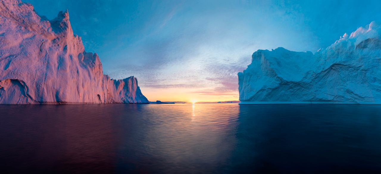 Ein atemberaubender Sonnenaufgang erhellt die Eisberge in Ilulissat, Grönland und hebt die ruhige Schönheit Nordeuropas hervor | MSC Cruises