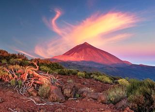Der majestätische Teide Vulkan bei Sonnenuntergang umgeben von reicher Vegetation und lebhaften Himmel | MSC Cruises