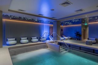 A serene thermal area in MSC Aurea Spa featuring a relaxing pool and comfortable seating for wellness experiences | MSC Cruises