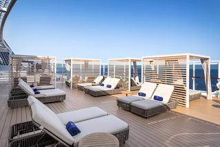 Détendez-vous au soleil sur le pont solarium du MSC Yacht Club, avec des transats confortables et une vue imprenable sur l'océan | MSC Croisières