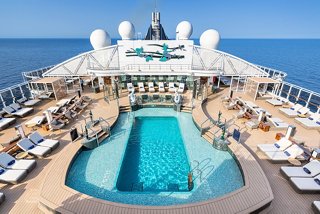 Die Sonnenliege des MSC Yacht Clubs mit Pool und Liegen, perfekt zum Entspannen | MSC Cruises