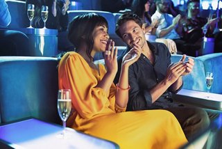 Una pareja disfruta de un momento alegre juntos en el Panorama Lounge a bordo del MSC World Europa | MSC Cruceros