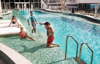 Des familles profitent de moments amusants ensemble au bord de la piscine sur MSC World Europa | MSC Croisières