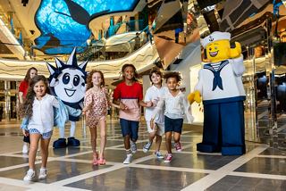 Los niños se divierten con las mascotas a bordo del MSC World Europa | MSC Cruceros