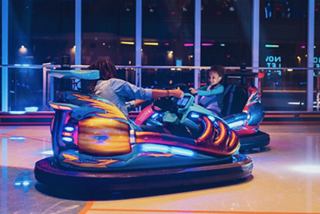 Des enfants s'amusent dans des autos tamponneuses au MSC Sportplex, créant des moments joyeux de fun en famille à bord du MSC World Europa | MSC Cruises