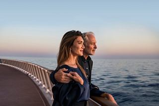 Un couple profite d'un coucher de soleil à bord du MSC World Europa | MSC Croisières