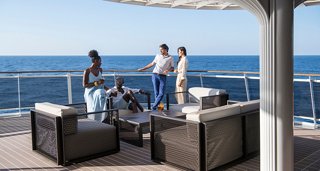 Grupo de amigos disfrutando de una bebida juntos | MSC Cruceros