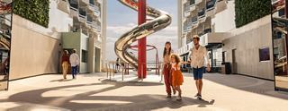 Une famille profite des activités à bord du MSC World Europa, près du toboggan Venom Drop | MSC Cruises
