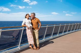 Un couple profitant d'un moment ensemble près de la balustrade surplombant la mer et le ciel | MSC Cruises