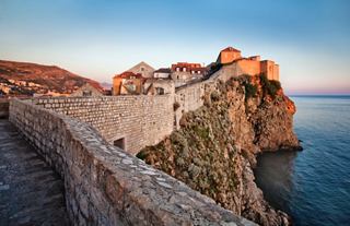 Vue imprenable sur la côte rocheuse et la mer à Dubrovnik | MSC Croisières