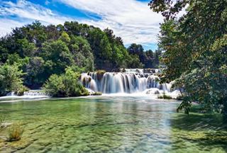 Eine ruhige Aussicht auf den Wasserfall Skradinski Buk, umgeben von üppigem Grün im Nationalpark Kroatien | MSC Cruises