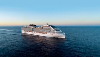 Das Schiff MSC World America segelt auf ruhigem Wasser unter einem blauen Himmel | MSC Cruises